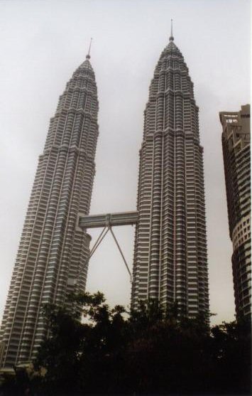 a picture called kl petronas de jour should be here...